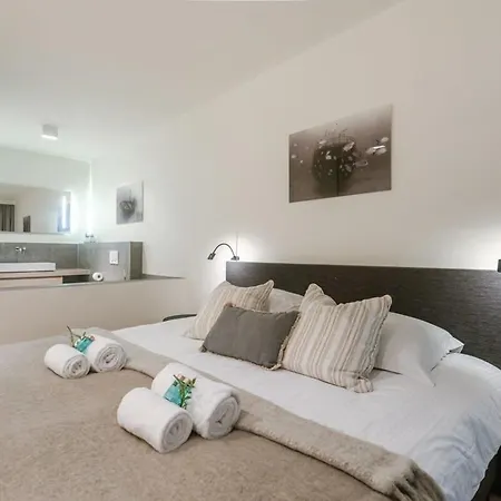 Huswell - Stunning In The Heart Of